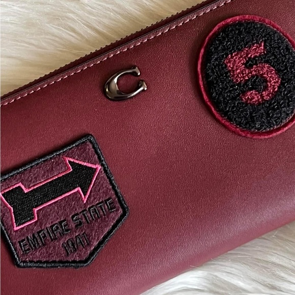 💰SOLD - CG176 - Coach Accordion Zip Wallet with Varsity Patches - Picture 5 of 11